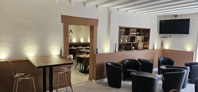 Espace lounge avec fauteuils dans restaurant AKWABA Tours