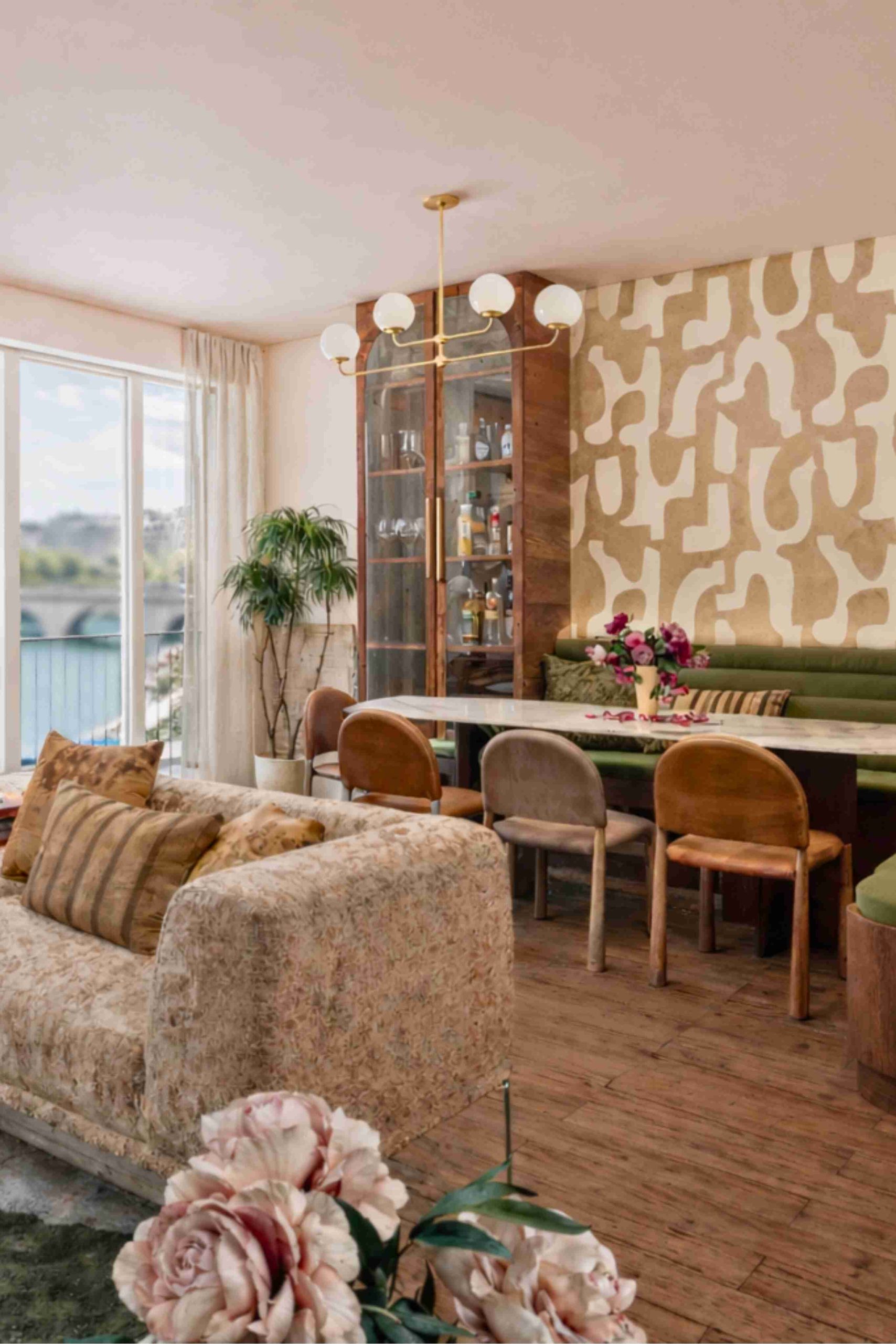 Espace repas avec banquette et vitrine menuisée dans rénovation appartement à Paris
