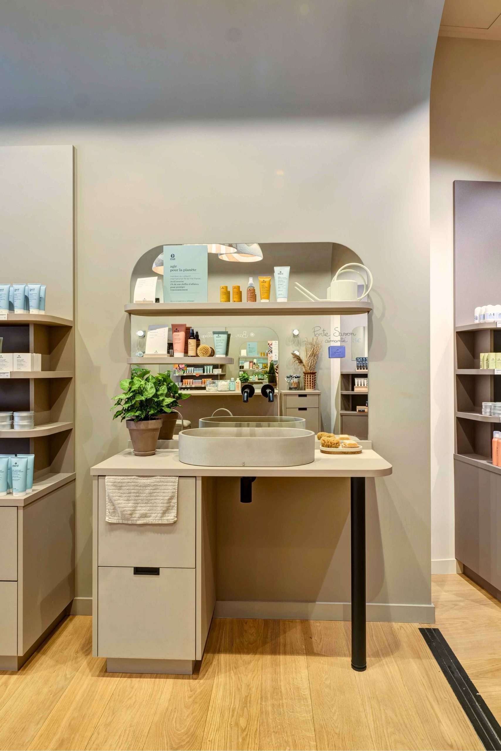 Espace point d’eau et soin dans boutique cosmétique Avril Tours