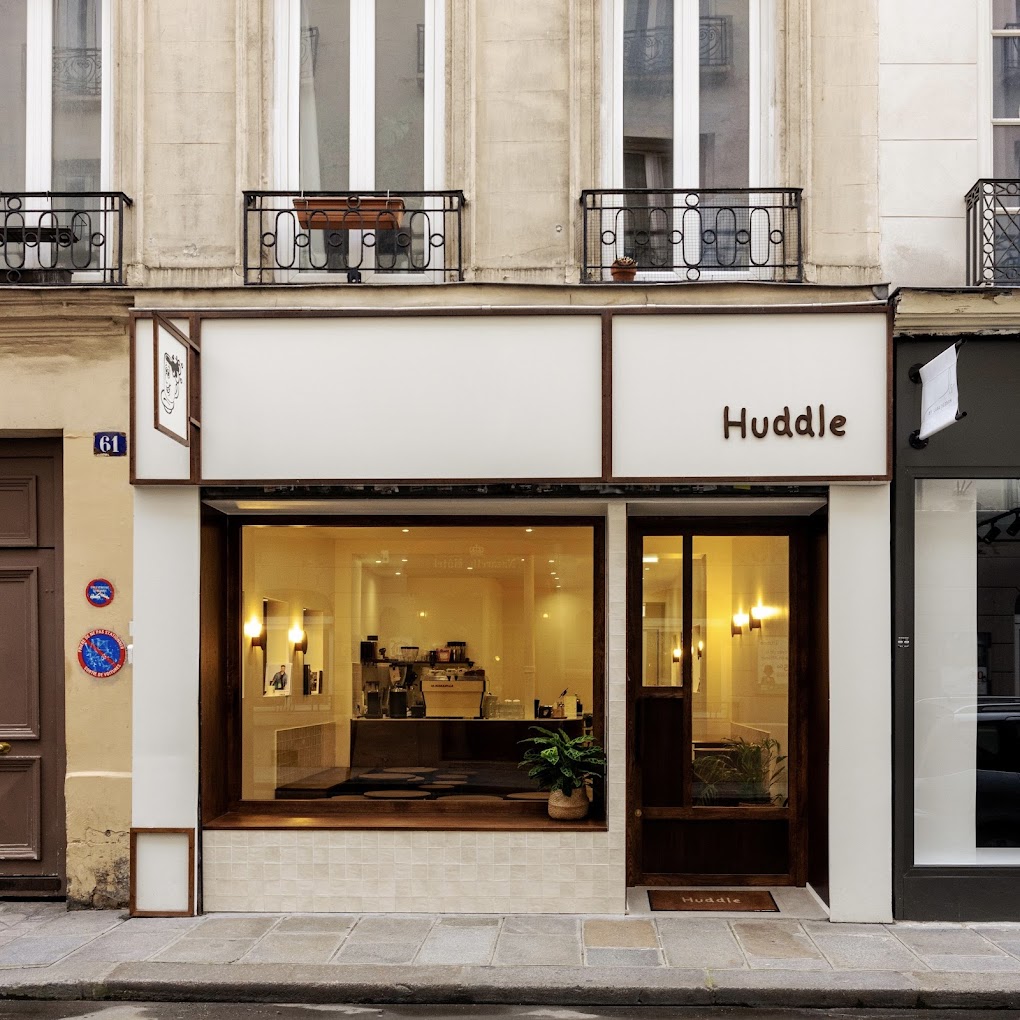 Façade complète du coffee shop Huddle avec vitrine et enseigne à Paris