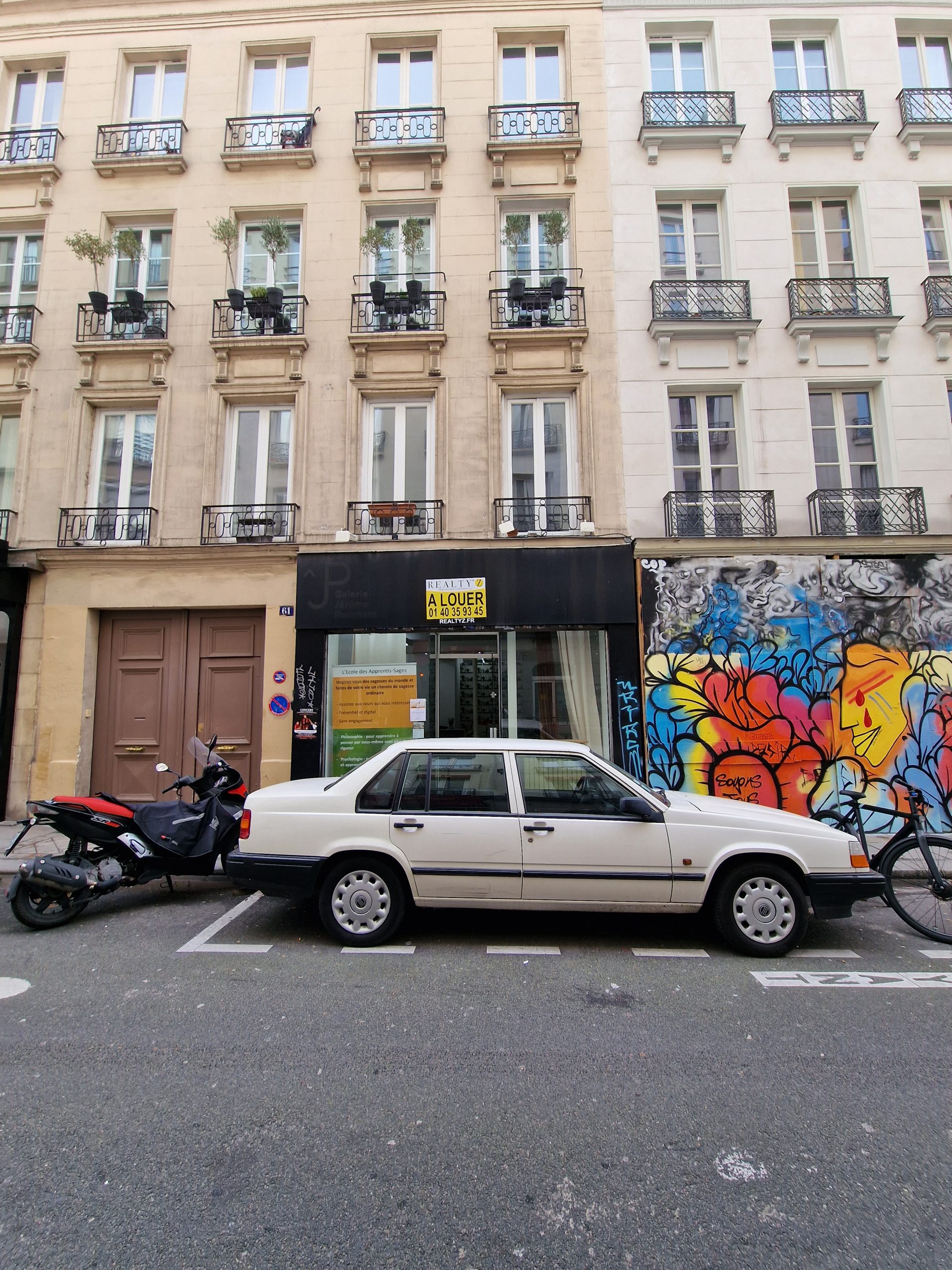 Façade d’immeuble parisien avec local commercial avant transformation