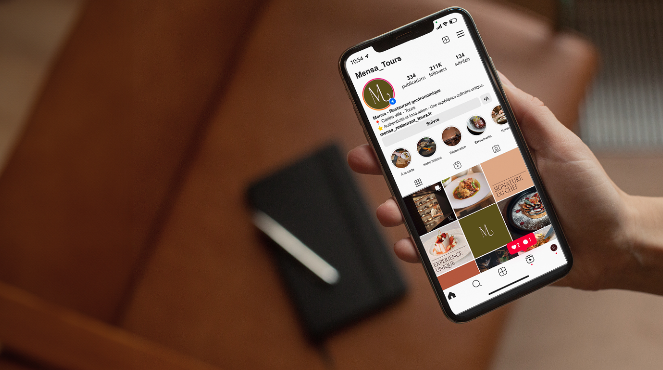 Smartphone affichant le compte Instagram du restaurant MENSA à Tours