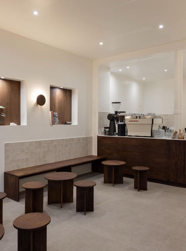 Intérieur du coffee shop minimaliste avec banc intégré et comptoir central