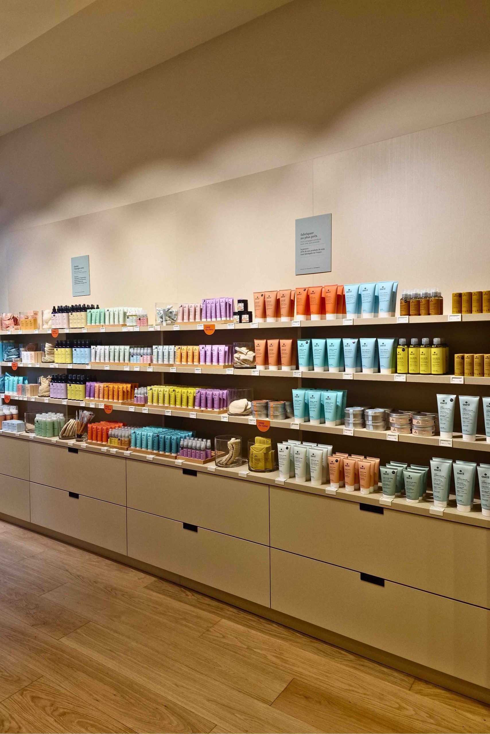 Linéaire mural produits cosmétiques bio boutique Avril Tours