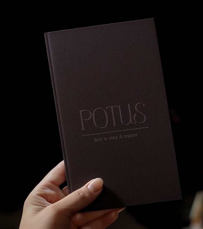 Menu du bar à vins POTUS embossé tenu en main