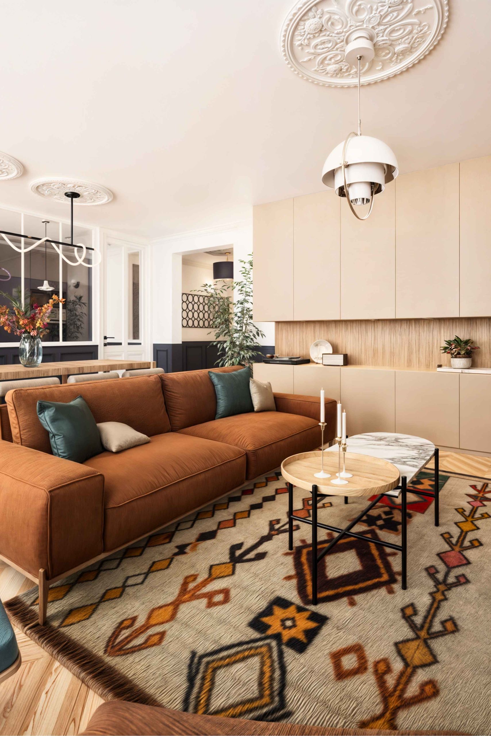 Salon lumineux d’appartement haussmannien rénové à Paris