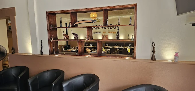 Étagère décorative avec objets africains dans restaurant ivoirien