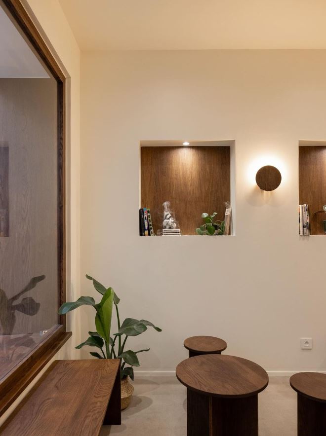Niches murales éclairées avec décor minimaliste dans coffee shop