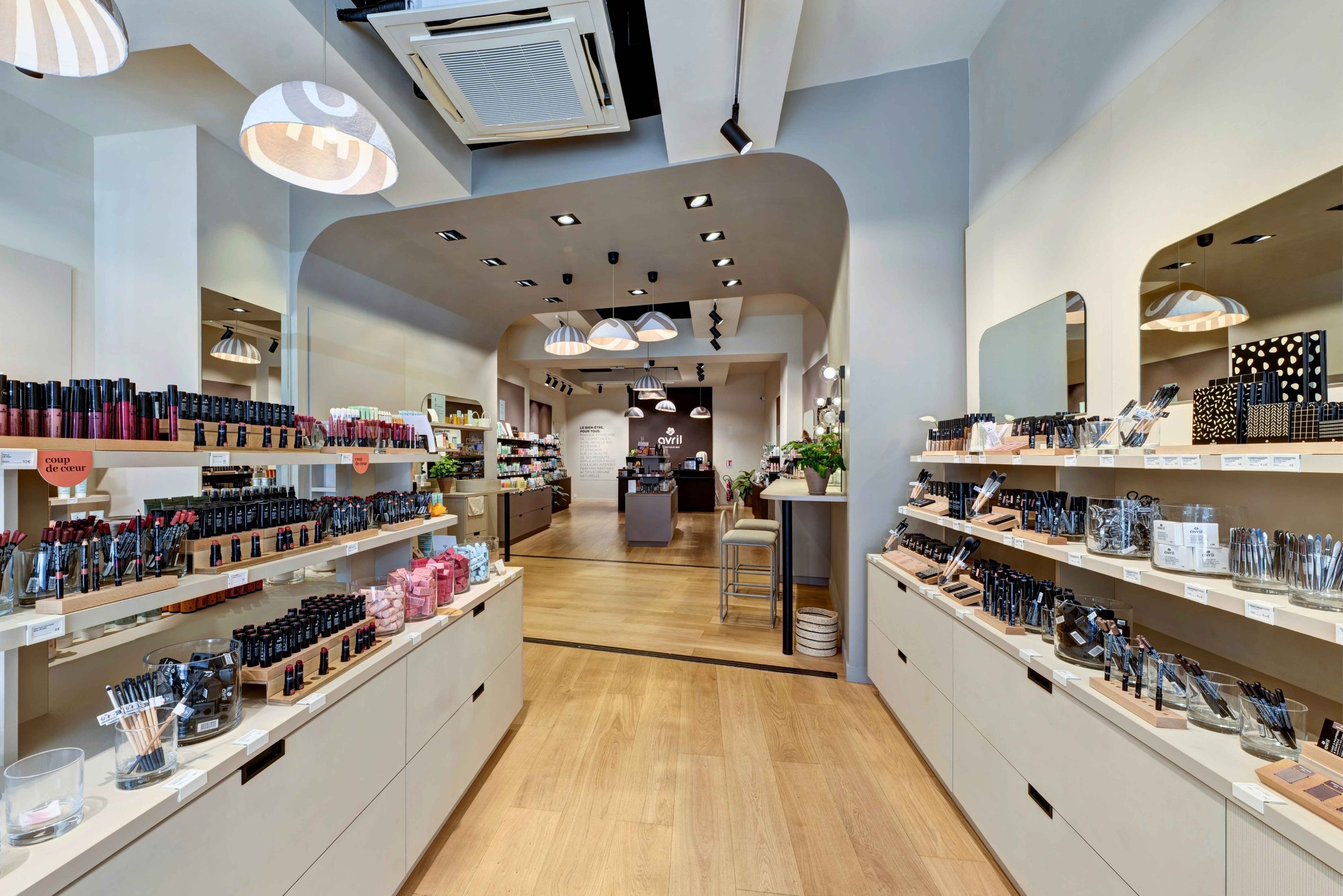 Conception d’espace maquillage en boutique : lisibilité gamme, ergonomie, posture client.