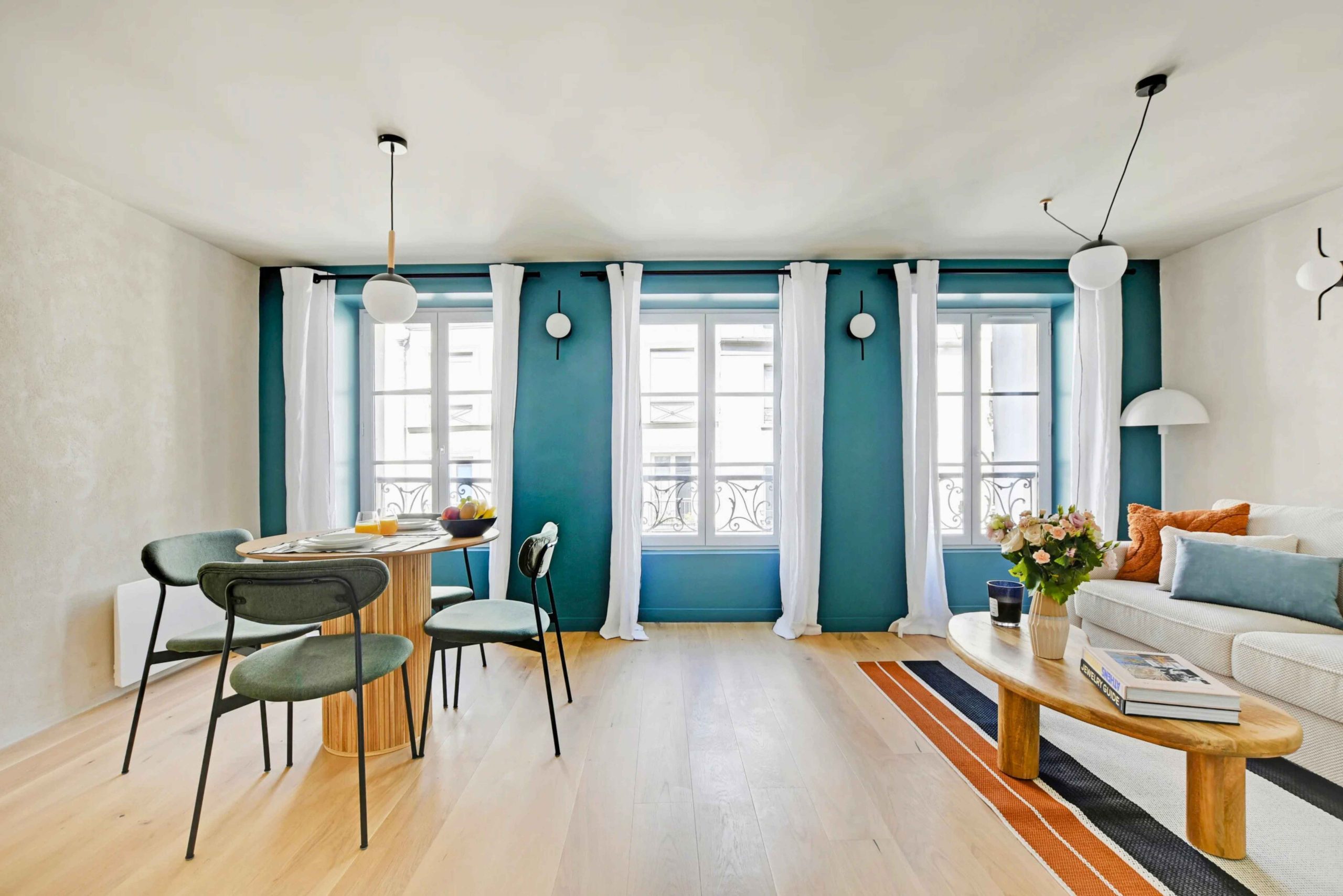 pièce de vie fenêtres bleu turquoise rénovation appartement