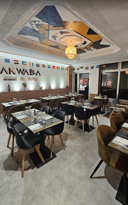 Plafond ornemental conservé dans restaurant AKWABA Tours