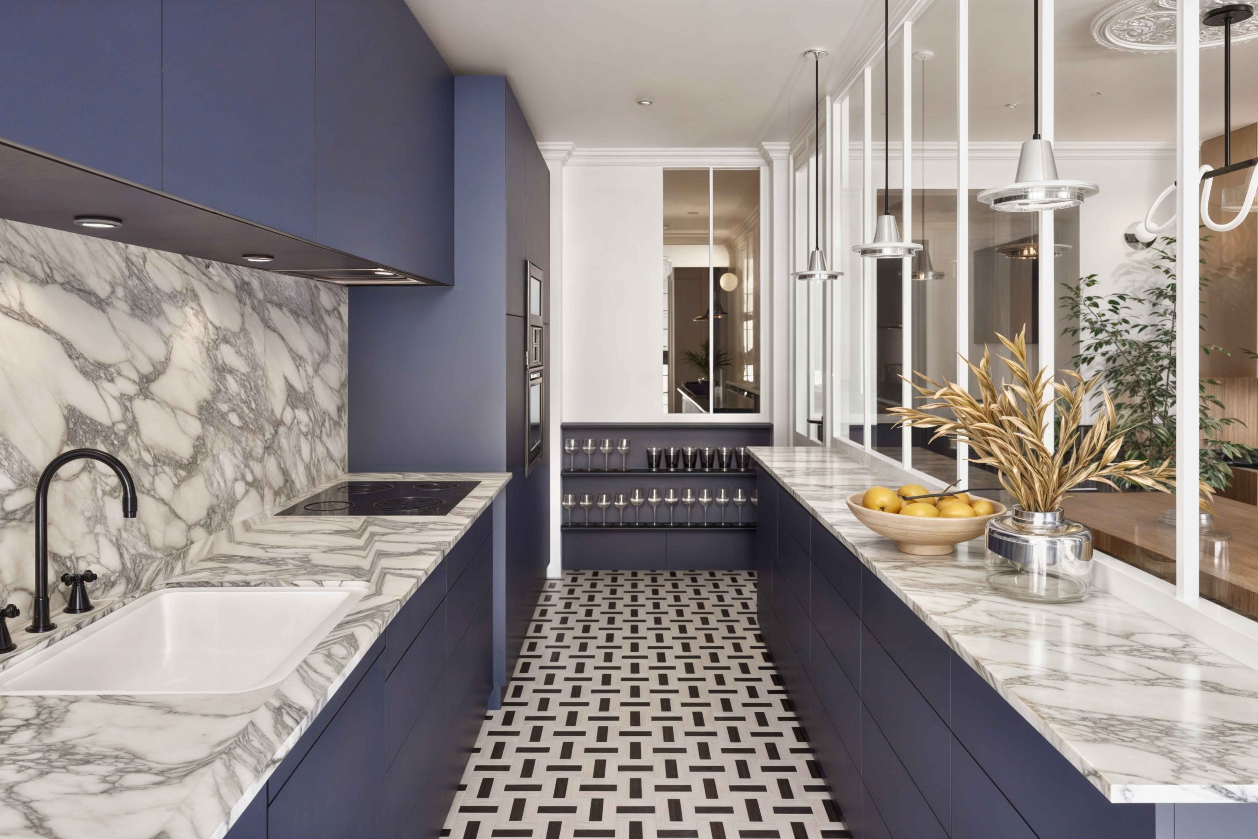 Cuisine contemporaine bleu foncé et marbre dans appartement parisien