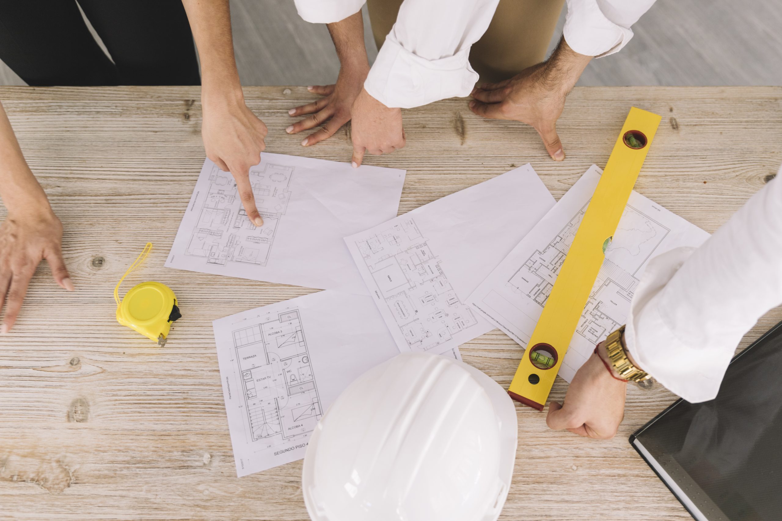 Plans d’architecture et outils de dessin sur table de travail