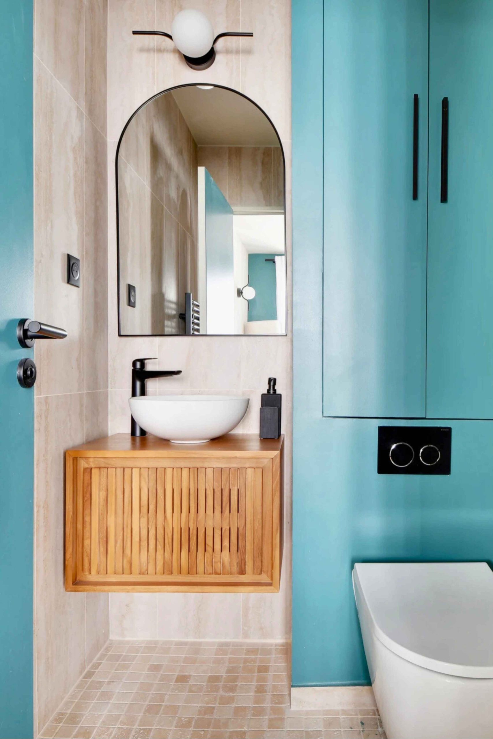 meuble salle de bain bois et cloison bleu pétrole Paris