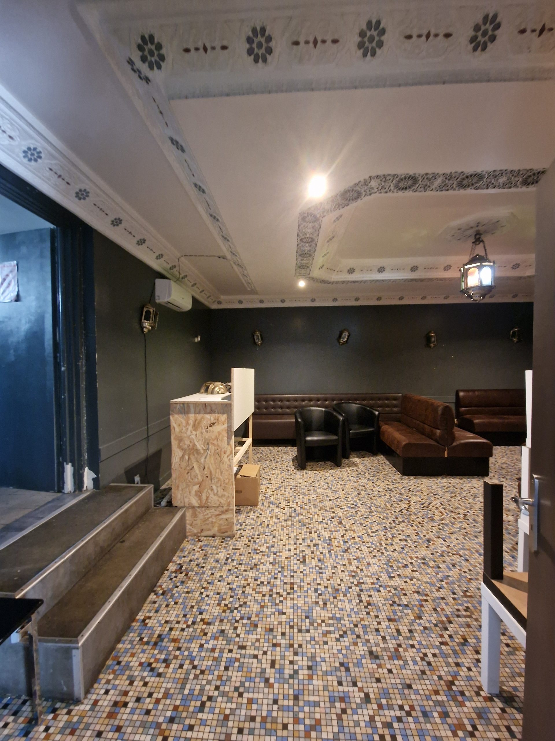 Salle d’ancien restaurant marocain avant transformation en restaurant ivoirien