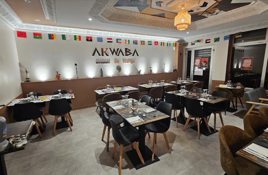 Salle du restaurant ivoirien à Tours avec tables dressées
