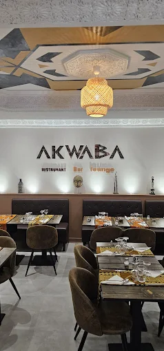 Salle du restaurant ivoirien AKWABA à Tours avec plafond décoratif