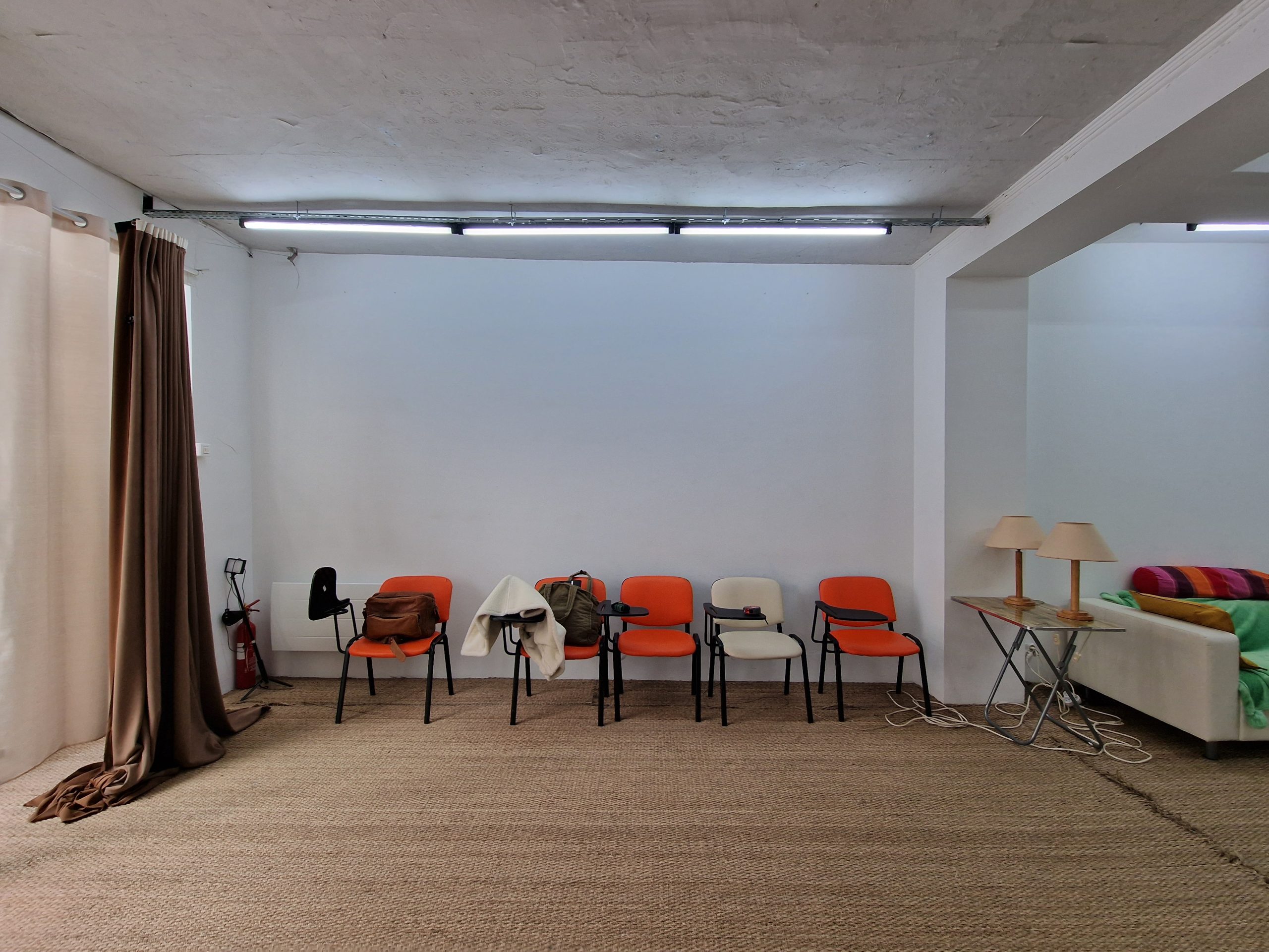 Salle vide avec chaises provisoires avant rénovation du coffee shop