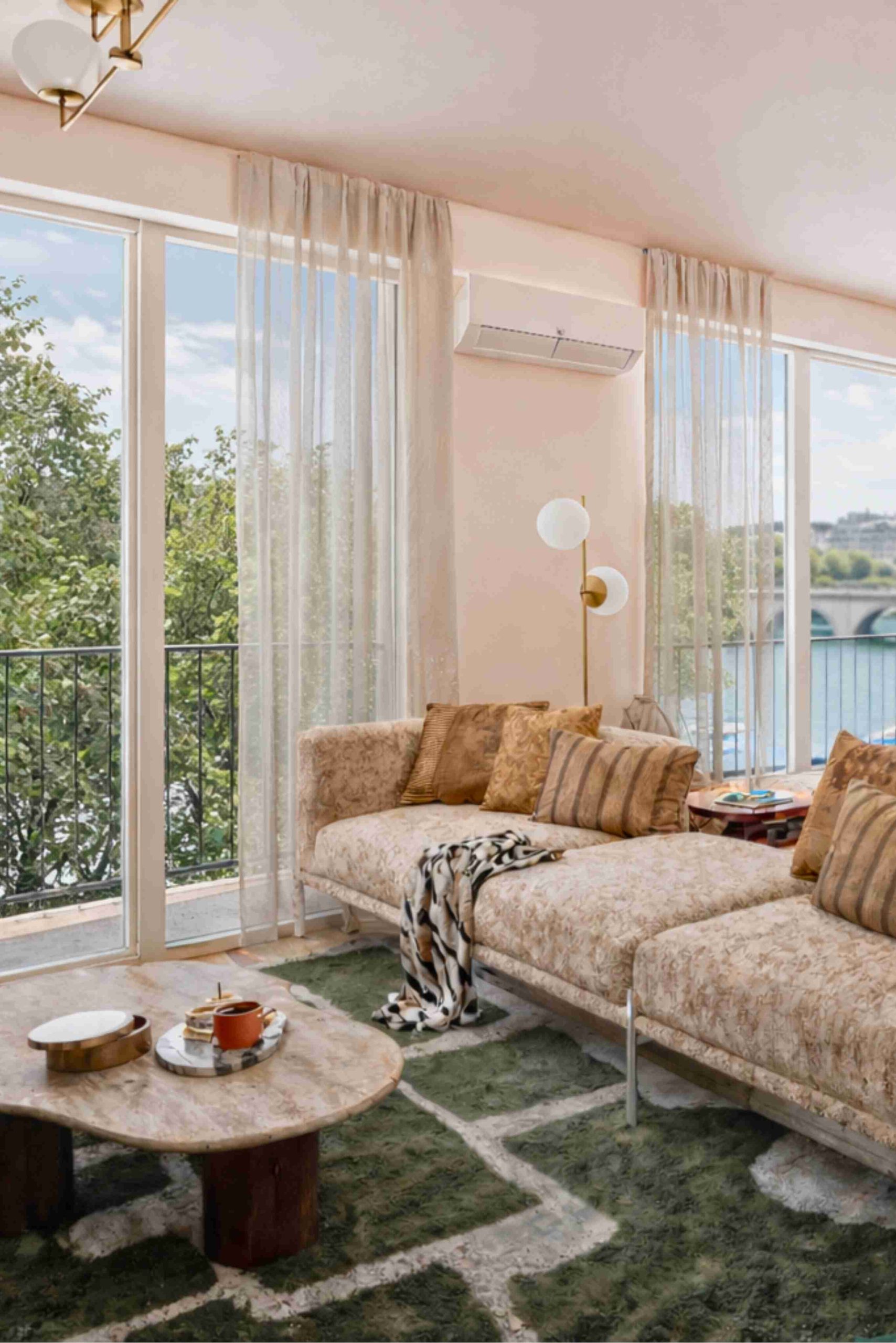 Architecte d’intérieur Tours rénovation appartement Blériot, salon avec vue et grandes fenêtres