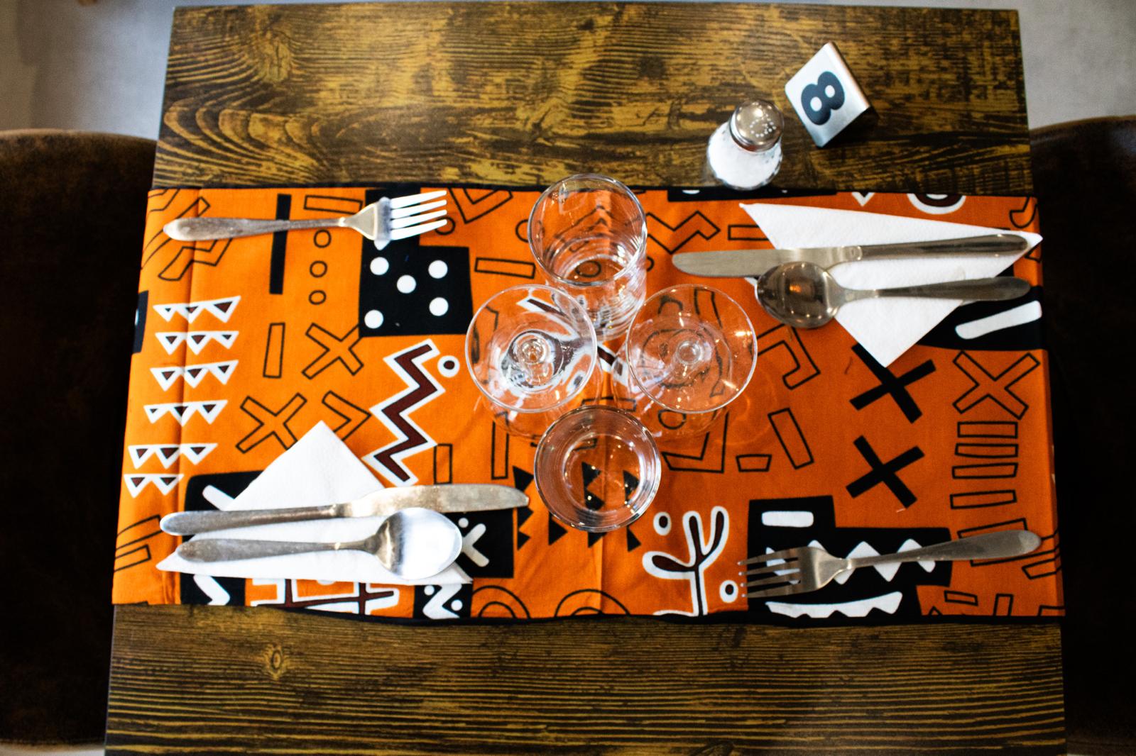 Set de table à motifs africains sur table en bois