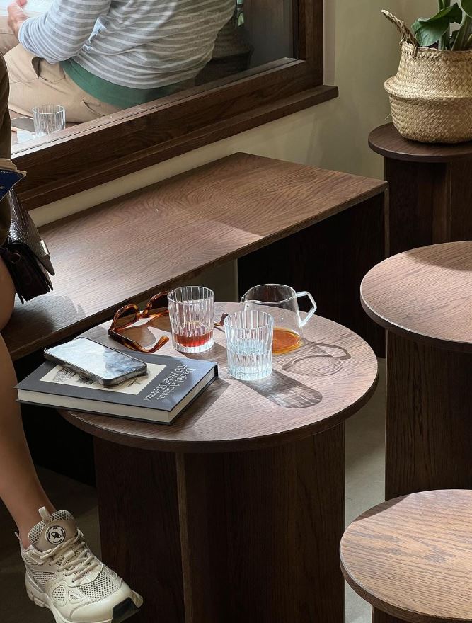 Tables basses modulaires en bois dans coffee shop minimaliste