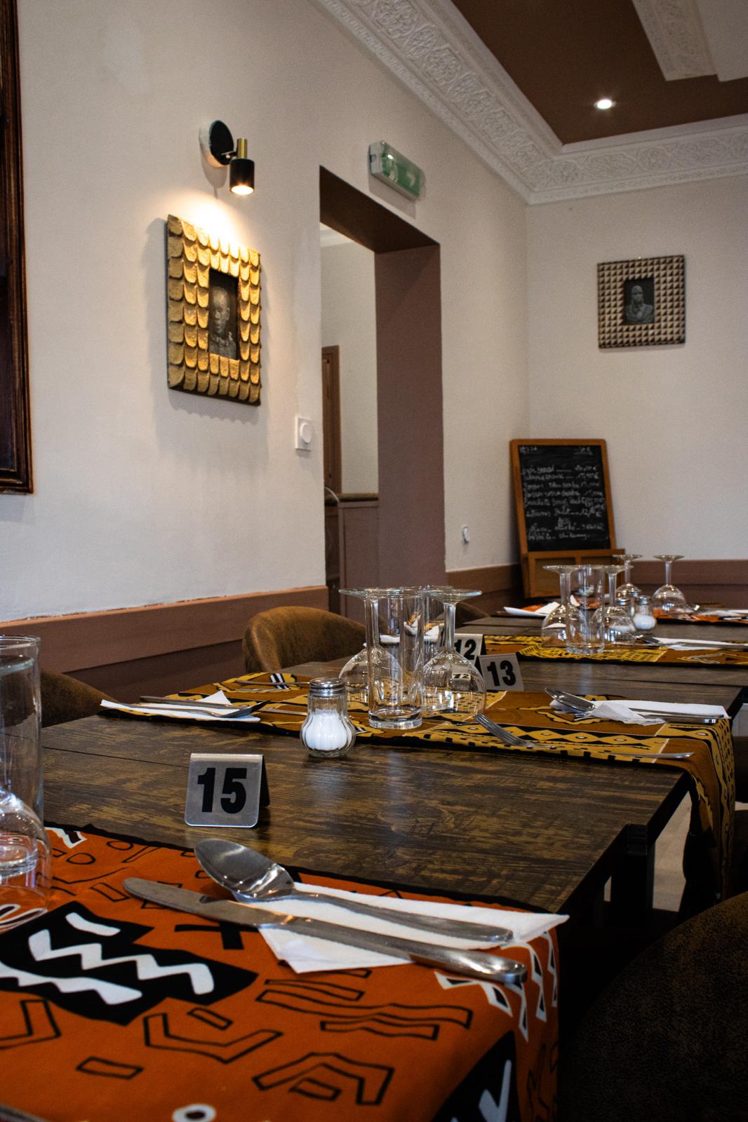 Tables dressées du restaurant ivoirien AKWABA