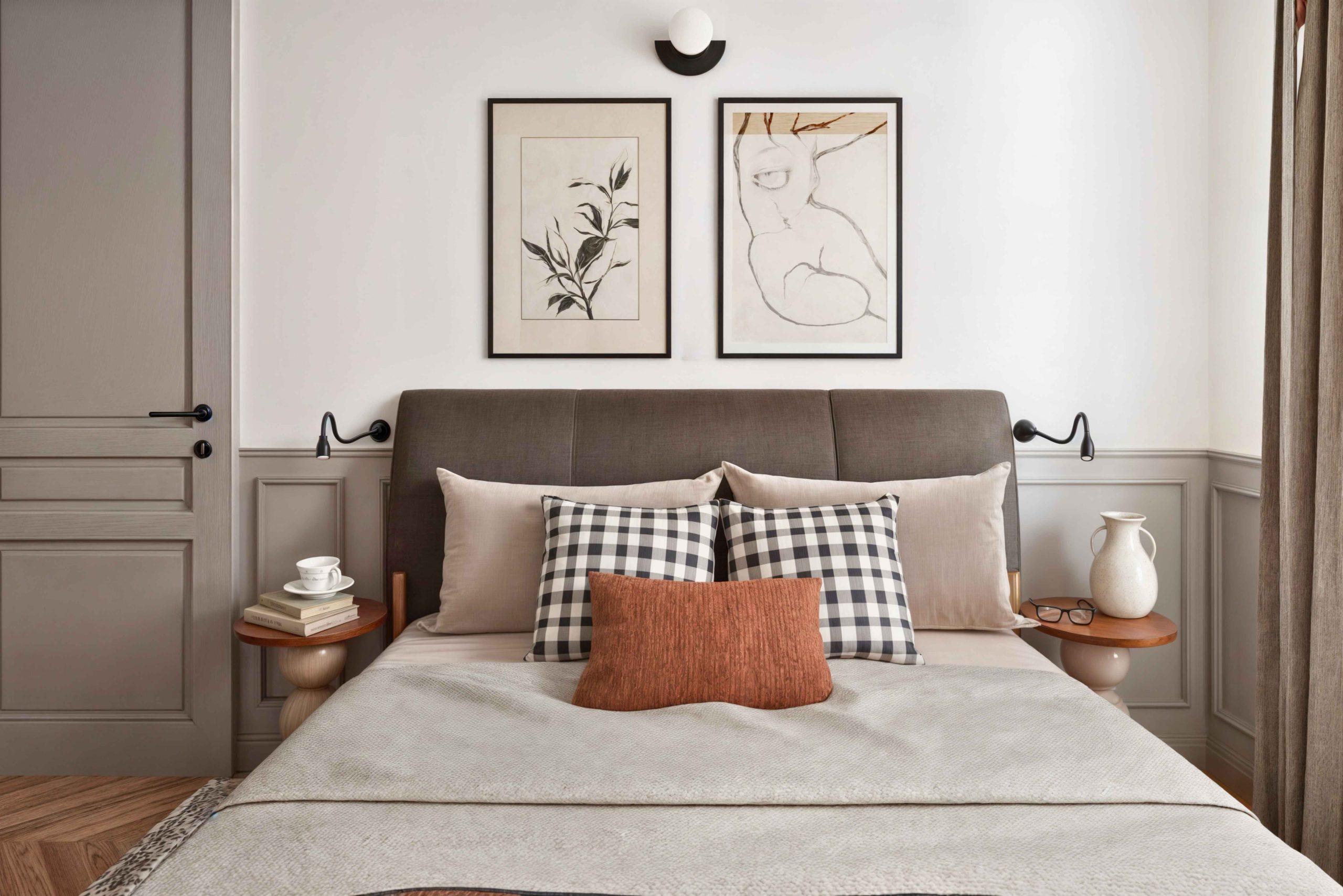 Tête de lit avec appliques murales dans la chambre parentale d’un appartement parisien rénové