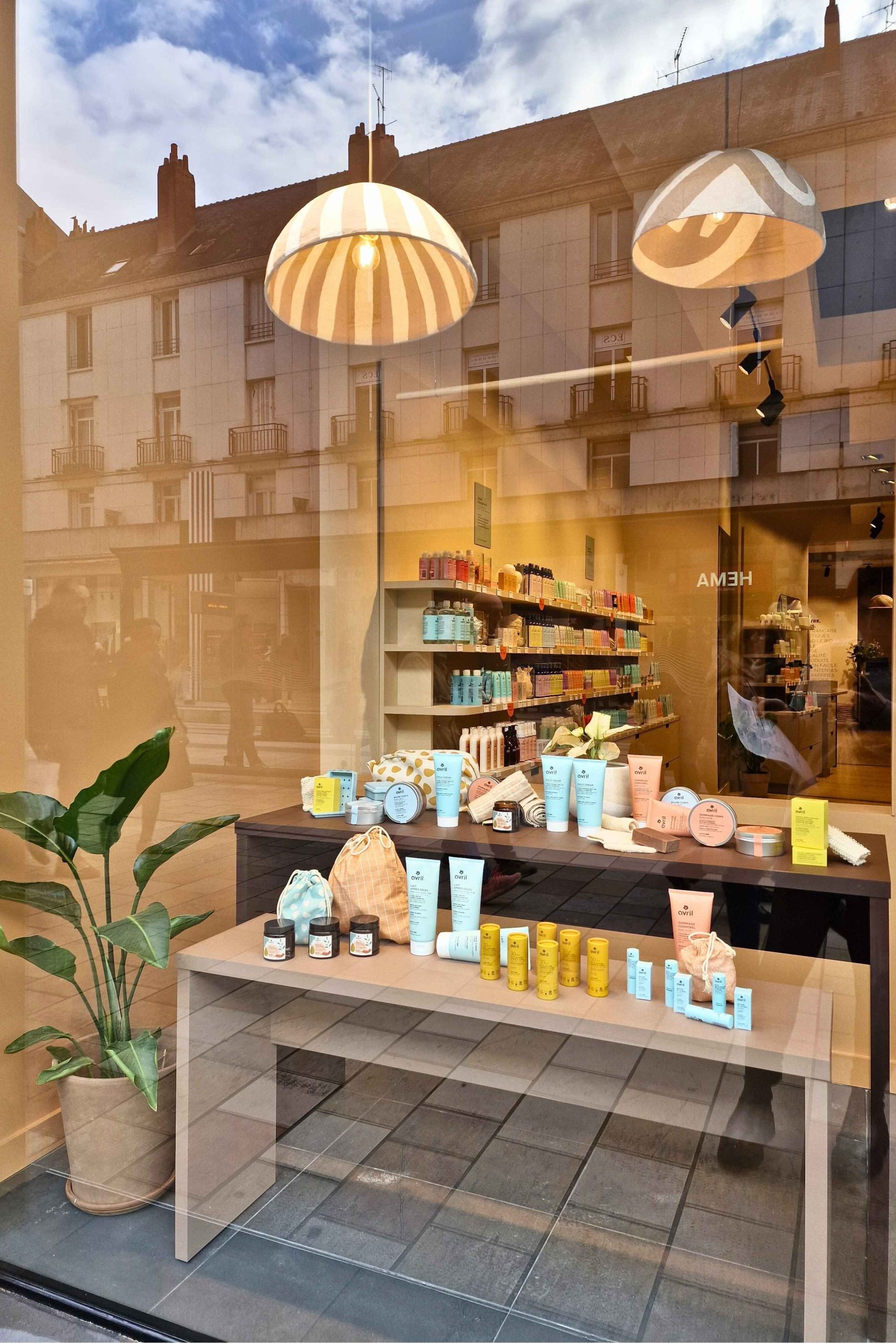 Mobilier de présentation maquillage en boutique Avril à Tours, conçu pour optimiser la lisibilité produit, la circulation client et l’expérience d’achat en magasin spécialisé cosmétique bio.