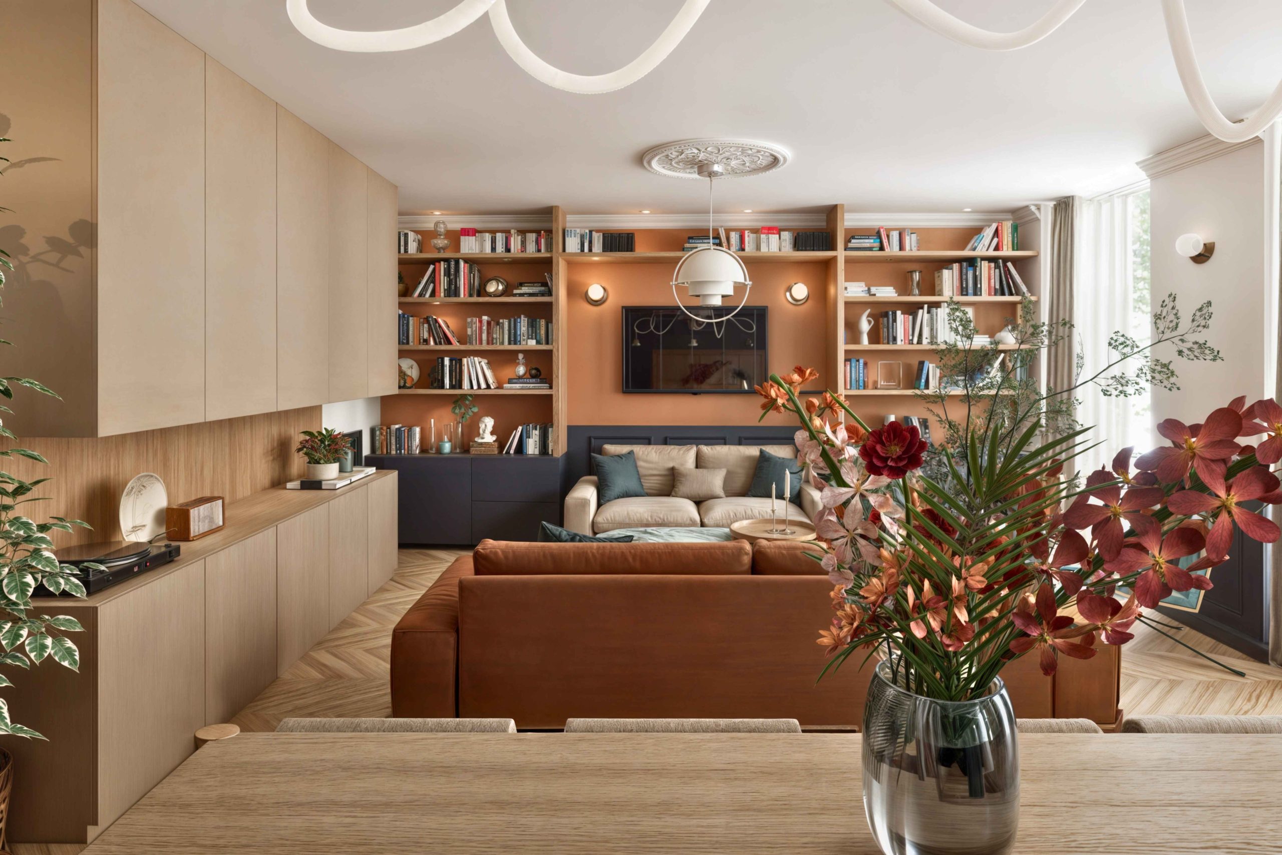 Salon lumineux d’appartement haussmannien rénové à Paris