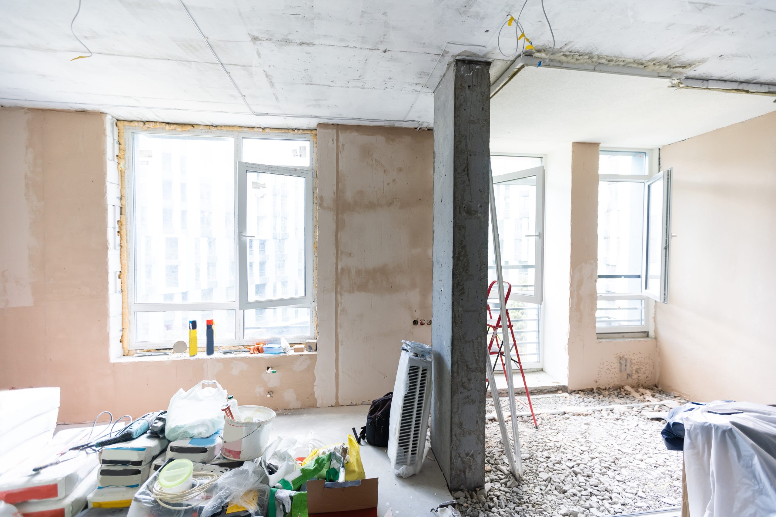 Pièce d’appartement en cours de rénovation avec murs refaits et travaux de finition