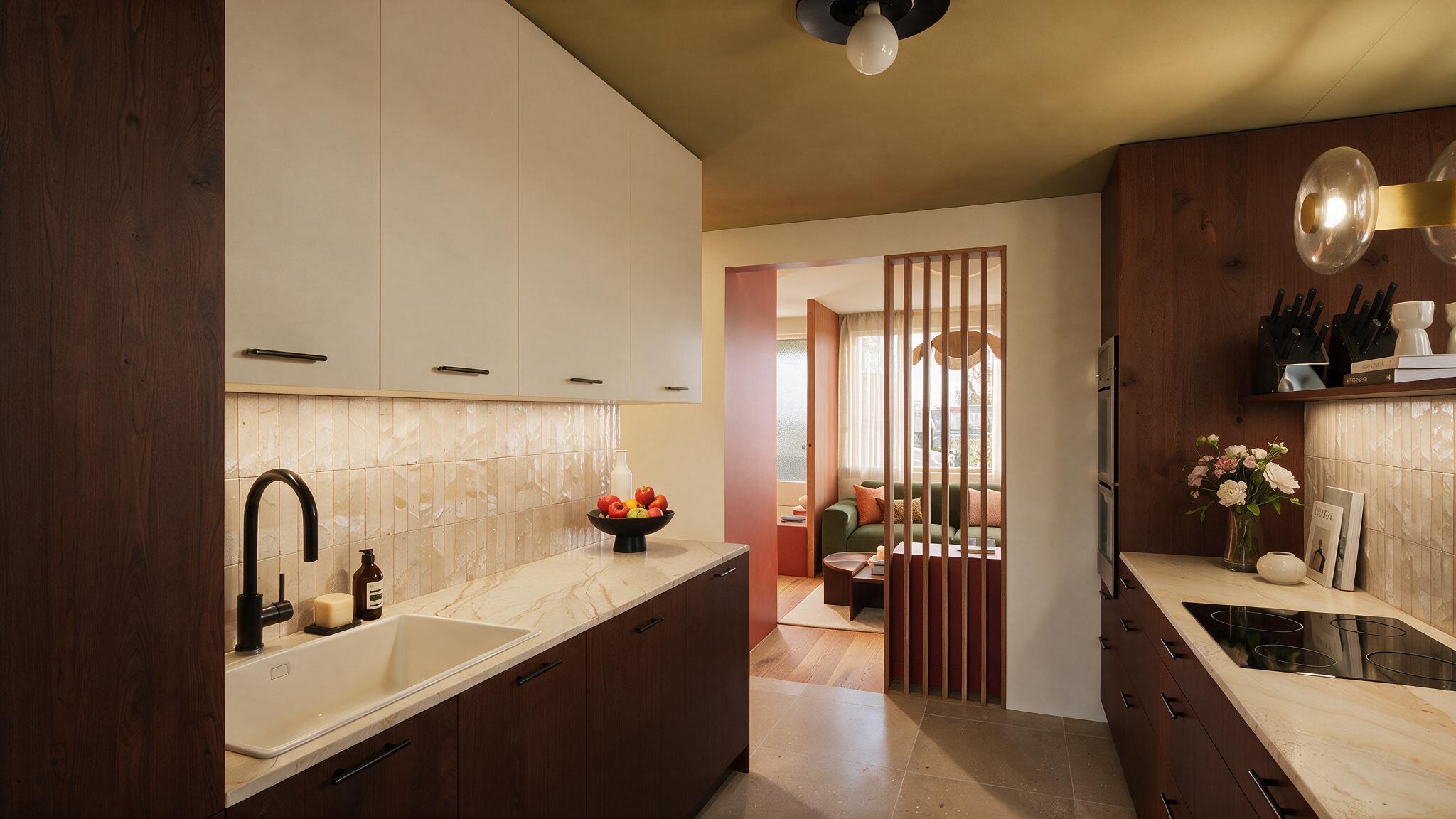 Cuisine bois foncé et plan de travail marbré ouverte sur un salon aux tons terracotta, rénovation maison à Tours