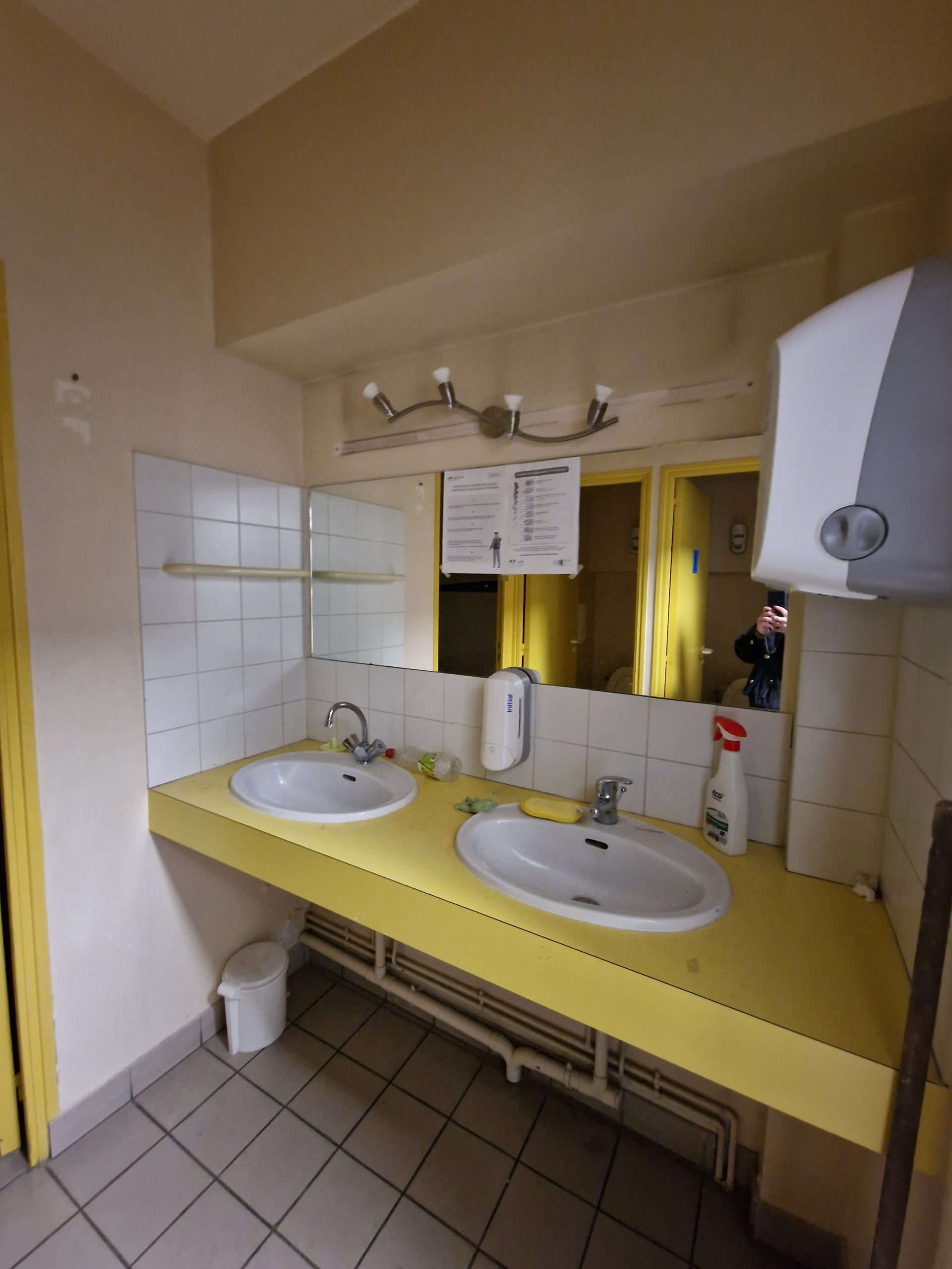 Ancien bloc sanitaire avec double vasque et carrelage jaune daté, avant rénovation du restaurant Table à Blois