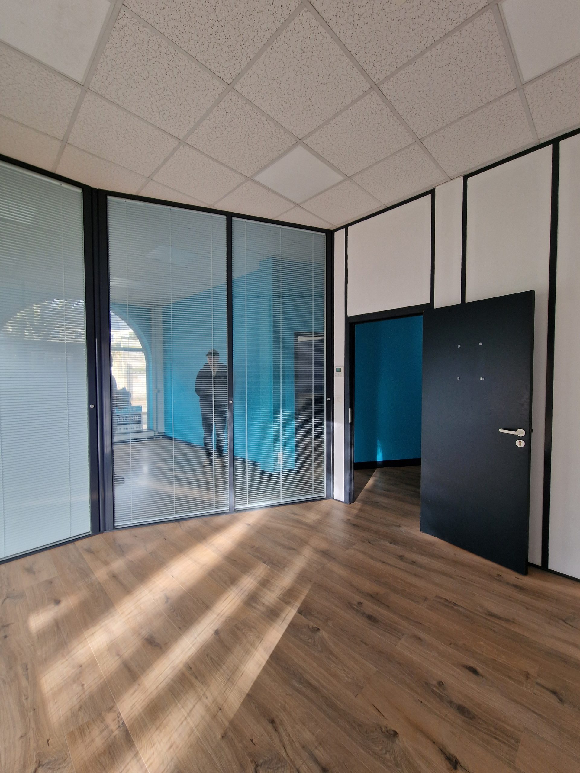 Enfilade de pièces vides avant travaux avec porte ouverte sur un couloir, futur restaurant Table à Blois
