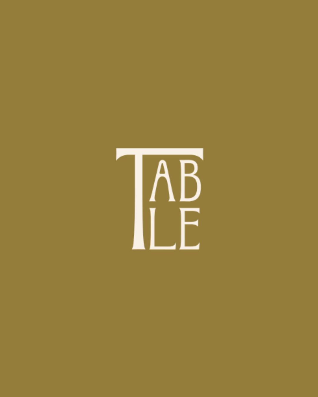 Logo empilé "Table" en beige sur fond olive, présentation de l'identité de marque du restaurant