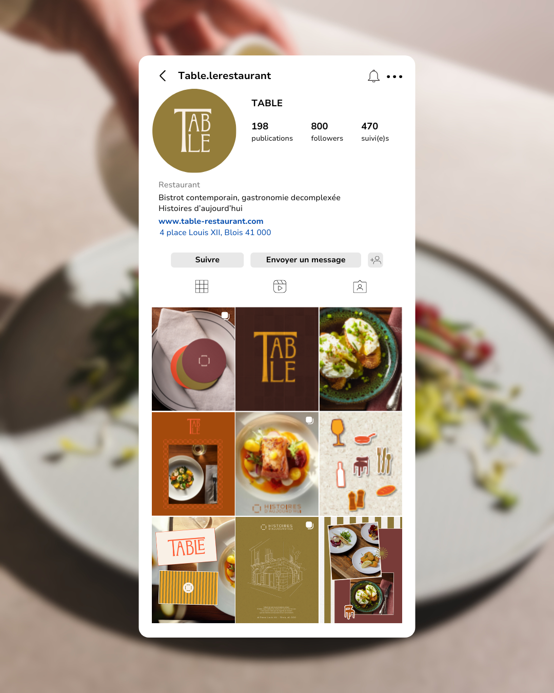 Capture du profil Instagram Table.lerestaurant avec grille de publications, logo et adresse, superposée à une photo de plat en fond