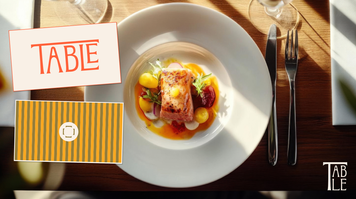 Logo Table et échantillon de motif rayé jaune et olive présentés sur une photo de plat de poisson dressé en gastronomie